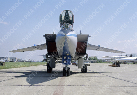 Những năm 70 của thế kỷ trước đã chứng kiến sự ra đời của chiếc MiG-31, một máy bay đánh chặn tầm xa bay ở mọi độ cao. ... The 1970s saw the development of the MiG-31, an all-altitude long-range interceptor ...
