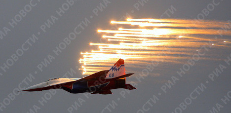 Màn biểu diễn solo của chiếc MiG-29 tại Triển lãm hàng không quốc tế MAKS-2009 A solo performance by a MiG-29 as the Swifts aerobatic team performed at MAKS-2009 International Air Show in Zhukovsky, Russia