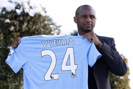 Patrick Vieira sẽ ra sân thi đấu trong trận bán kết lượt về Carling Cúp với MU Patrick Vieira sẽ ra sân thi đấu trong trận bán kết lượt về Carling Cúp với MU