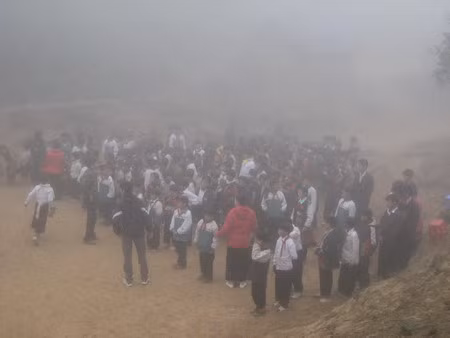 Các em học sinh trước "sân trường" mù sương