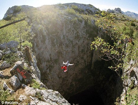 Baumgartner nhảy xuống một hang sâu 200 mét ở Croatia năm 2004 Stunts: Baumgartner jumping into a 200m deep cave in Croatia in 2004 Read more: http://www.dailymail.co.uk/news/worldnews/article-1245515/Daredevil-Felix-Baumgartner-risk-life-record-skydive-edge-space.html#ixzz0danZI6Tp