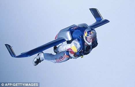 Baumgartner bay qua kênh đào Anh Human bullet: Baumgartner flew unassisted across the English Channel Read more: http://www.dailymail.co.uk/news/worldnews/article-1245515/Daredevil-Felix-Baumgartner-risk-life-record-skydive-edge-space.html#ixzz0danfybGs