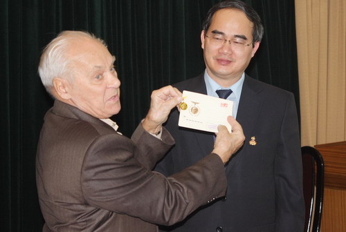 Nhà giáo Vích - to tặng kỷ niệm chương cho Phó thủ tướng Nguyễn Thiện Nhân. Ảnh: N.N Nhà giáo Vích - to tặng kỷ niệm chương cho Phó thủ tướng Nguyễn Thiện Nhân. Ảnh: N.N