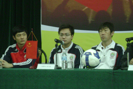 HLV Gao Hongbo (phải) khẳng định ĐT Trung Quốc sẽ chơi tấn công HLV Gao Hongbo (phải) khẳng định ĐT Trung Quốc sẽ chơi tấn công