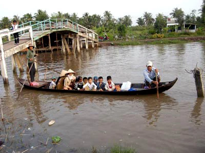 10.339 HS Cà Mau được phát áo phao, thẻ đi đò miễn phí