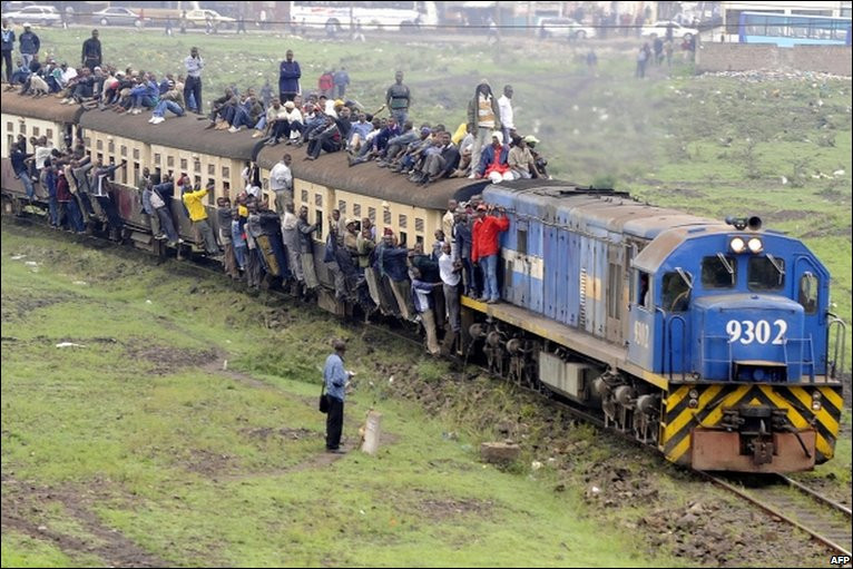 Những hình ảnh ấn tượng trong tuần ảnh 4 Hàng chục ngàn người Kenya đã buộc phải đi bộ những quãng đường dài hoặc tìm kiếm những phương tiện đi lại khác do một cuộc đình công của các nhân viên xe buýt nhỏ.