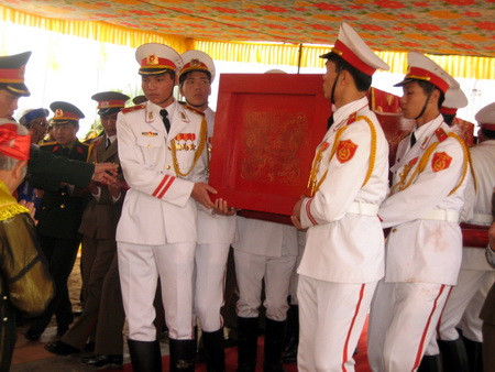 Đưa quan tài vua Lê Dụ Tông xuống huyệt