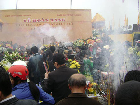 Người dân chen chân thắp hương khấn vua