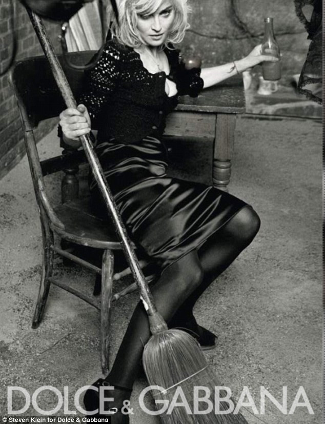 Madonna sexy với thời trang D&amp;G ảnh 3