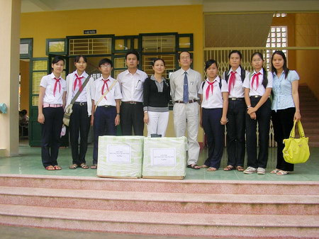 Thầy trò nhà trường chú trọng các hoạt động xã hội từ thiện Thầy trò nhà trường chú trọng các hoạt động xã hội từ thiện