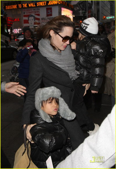 Jolie - Pitt đưa các con đi xem âm nhạc đầu năm ảnh 2