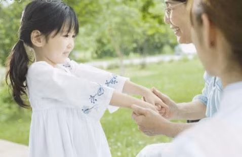 Dạy trẻ lời chúc Tết đơn giản để gửi đến ông bà nhân dịp đầu năm. Ảnh: Getty image.