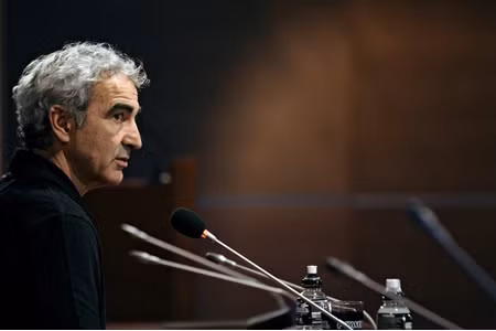 HLV Raymond Domenech khẳng định sẽ không gì ngăn cản Vieira trở lại đội tuyển Pháp nếu như tiền vệ này thi đấu tốt trong thời gian tới