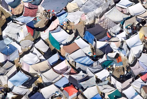Những lều tạm dựng lên cho những người vô gia cư A temporary camp for homeless Haitians is seen from a Canadian Forces helicopter fly-over in Port-au-Prince