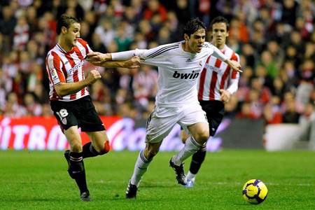 Athletic Bilbao (trái) đã kéo ngã bầy kền kền trắng