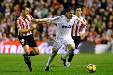 Athletic Bilbao (trái) đã kéo ngã bầy kền kền trắng