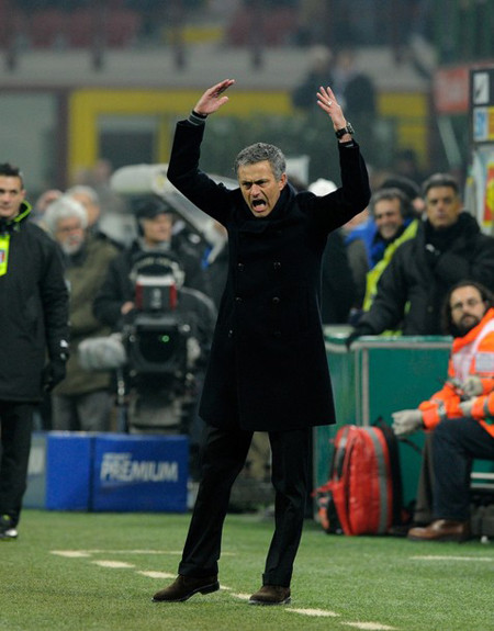 HLV Jose Mourinho phản ứng gay gắt với những quyết định của trọng tài Gianluca Rocchi đưa ra trong trận đấu này HLV Jose Mourinho phản ứng gay gắt với những quyết định của trọng tài Gianluca Rocchi đưa ra trong trận đấu này