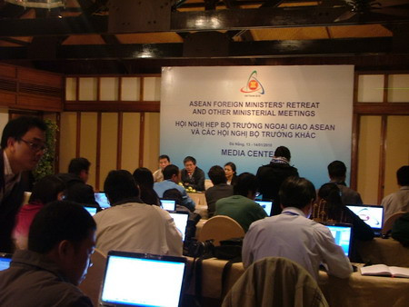 Trưởng Som ASEAN Việt Nam ( trợ lý Bộ trưởng Ngoại giao) Phạm Quang Vinh gặp gỡ báo chí