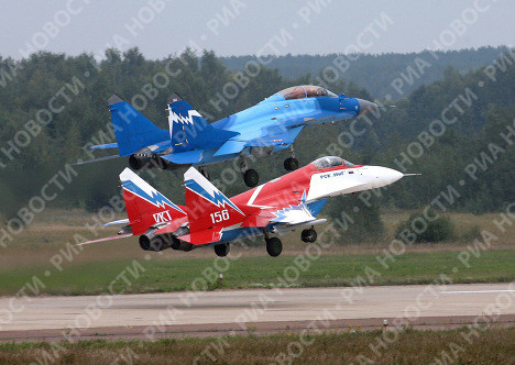 Một chiếc MiG-290VT và chiếc MiG-29K tại Triển lãm hàng không quốc tế MAKS-2007. A MiG-29OVT and a MiG-29K at MAKS-2007 International Air Show