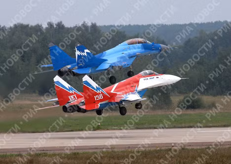 A MiG-29OVT and a MiG-29K at MAKS-2007 International Air Show