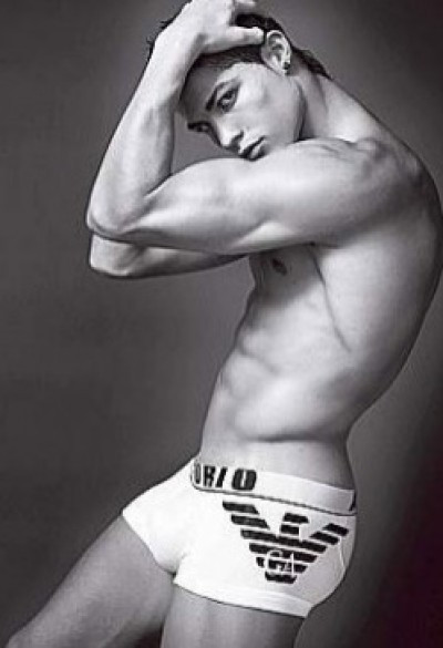 Cristiano Ronaldo đầy lùi Beckham làm biểu tượng sexy mới cho Armani ảnh 1