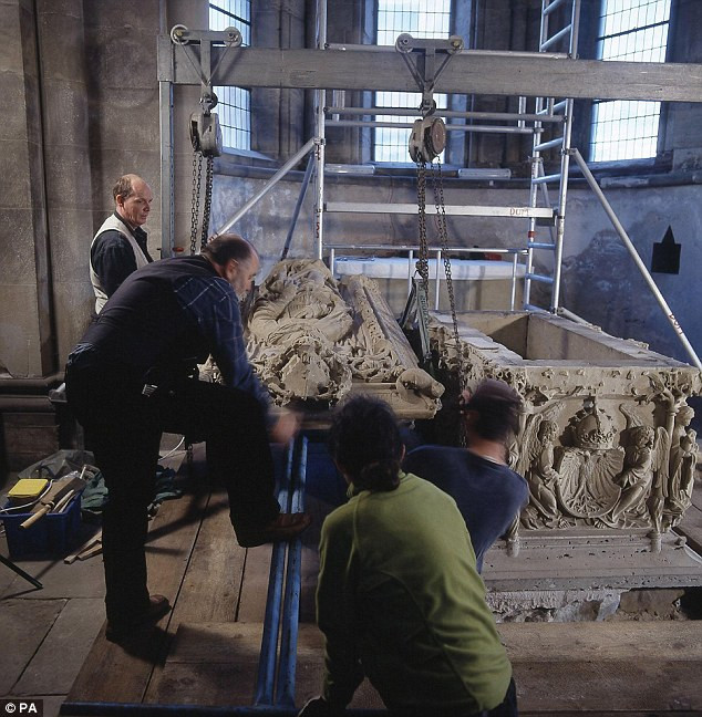 Khai quật ngôi mộ 1000 tuổi của nữ hoàng Saxon ảnh 4 The tomb in Magdesburg Cathedral, Germany, was first investigated in 2008 but academics had previously believed her bones had been moved. Recent research by Dr Estella Weiss-Krecji has shown royal remains were often taken long distances for burial, and sometimes boiled down to extract the bones, which were sewn into an ox hide for easy transportation. But mistakes could occur and bones could be disturbed