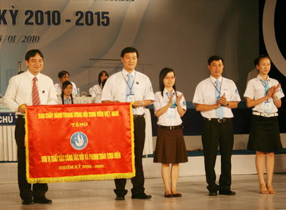 HSSV Việt Nam hành động hướng về cộng đồng ảnh 1 Đồng chí Nguyễn Đắc Vinh - Bí thư Trung ương Đoàn, Chủ tịch Hội Sinh viên Việt Nam tặng cờ thi đua cho Hội Sinh viên Thành phố