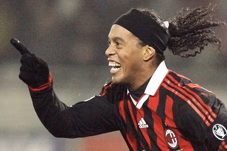 Ronaldinho rất hưng phấn sau khi lập cú đúp vào lưới Juventus