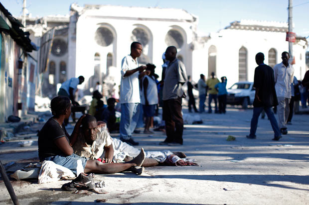 Máu và nước mắt thấm đẫm Haiti ảnh 11 Injured people rest outside Port-au-Prince’s cathedral
