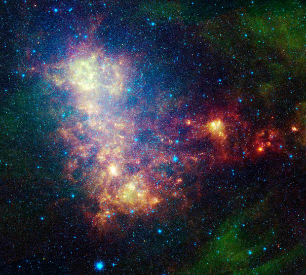 Những hình ảnh ấn tượng trong tuần ảnh 17 An infrared portrait of the Small Magellanic Cloud, taken by NASA’s Spitzer Space Telescope. The image shows both old stars and young stars, a galactic globular cluster and emission from dust in our own galaxy