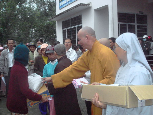 Trao tiền và quà tận tay người dân