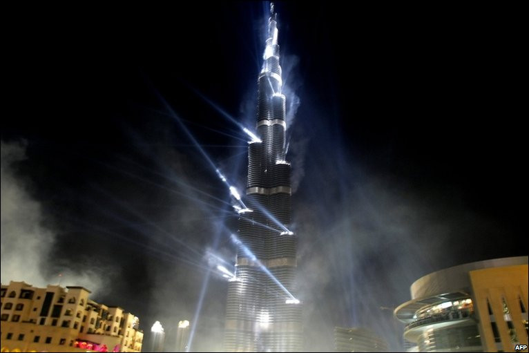 Những hình ảnh ấn tượng trong tuần ảnh 2 Tòa tháp cao nhất thế giới đã mở cửa sau màn khai trương hoành tráng tại Dubai. Tòa tháp Burj Khakifa cao tới 828 mét, vượt xa kỷ lục cũ của tòa tháp Taipei ở Đài Loan cao 101 mét.