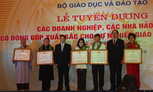 Chủ tịch nước Nguyễn Minh Triết, Phó Thủ tướng Nguyễn Thiện Nhân trao bằng khen cho các tập thể, cá nhân Chủ tịch nước Nguyễn Minh Triết, Phó Thủ tướng Nguyễn Thiện Nhân trao bằng khen cho các tập thể, cá nhân