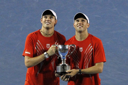 Bob Bryan (trái) và Mike Bryan đăng quang chức vô địch nội dung đôi nam