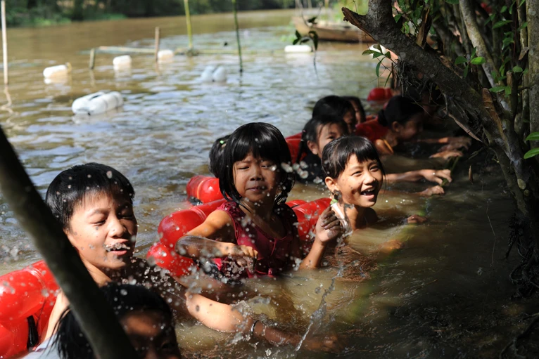 Trẻ em Việt qua ống kính BBC: &quot;Bơi để sống&quot;