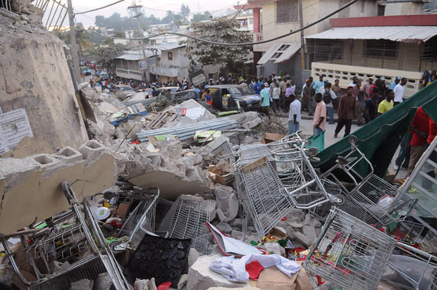 Máu và nước mắt thấm đẫm Haiti ảnh 8 Supermarket trolleys and debris litter a street in Port-au-Prince