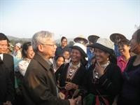 Chủ tịch Quốc hội Nguyễn Phú Trọng tiếp xúc với người dân (ảnh: vovnews) Chủ tịch Quốc hội Nguyễn Phú Trọng tiếp xúc với người dân (ảnh: vovnews)