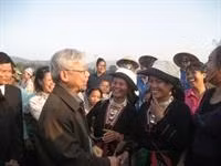 Chủ tịch Quốc hội Nguyễn Phú Trọng tiếp xúc với người dân (ảnh: vovnews)