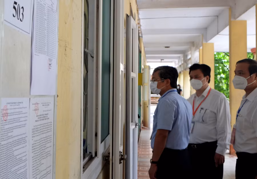 Thứ trưởng Nguyễn Hữu Độ và Phó Chủ tịch UBND tỉnh Hưng Yên Nguyễn Duy Hưng cùng đoàn công tác kiểm tra công tác coi thi tại Điểm thi Trường THPT Tiên Lữ.