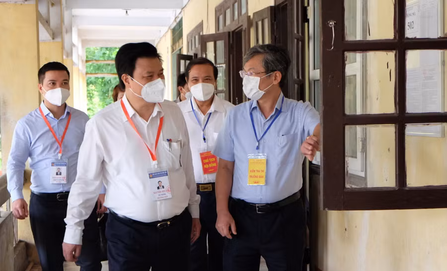 Thứ trưởng Nguyễn Hữu Độ kiểm tra tại điểm thi Trường THPT Tiên Lữ.