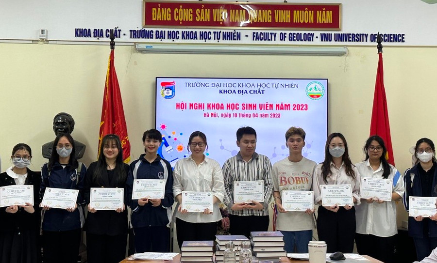 Nguyễn Hồng Phượng và các bạn học của mình cùng nhận giải thưởng sinh viên nghiên cứu khoa học năm 2023.