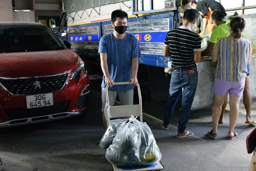 Cho dù đã muộn nhưng nhiều người dân sinh sống quanh khu vực vẫn đợi để ủng hộ người dân tại Bắc Giang.