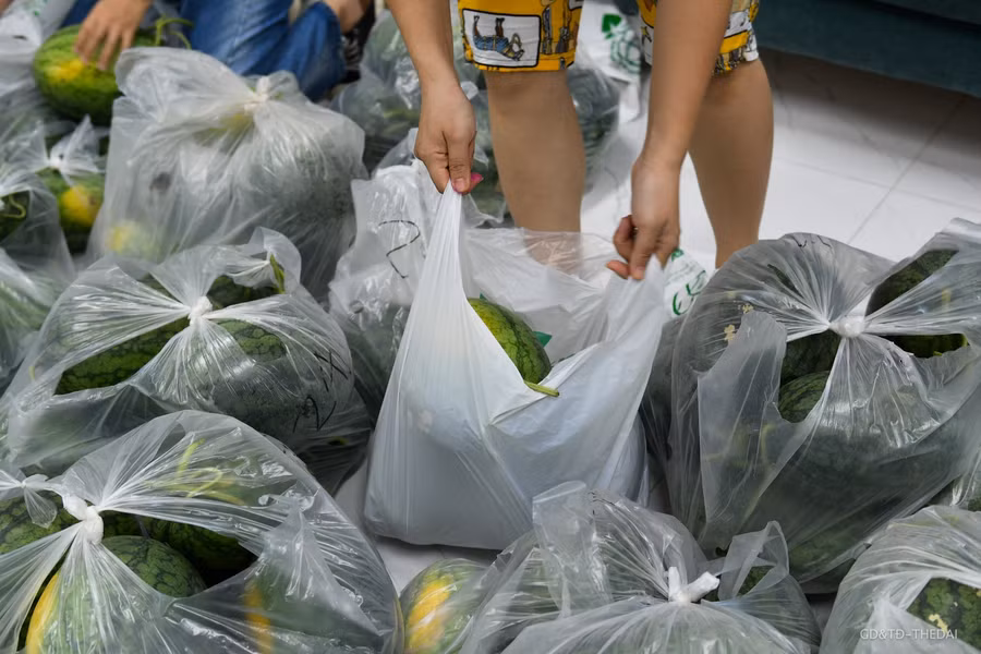 Người dân Hà Nội "giải cứu" dưa hấu vùng dịch Bắc Giang trong đêm ảnh 5