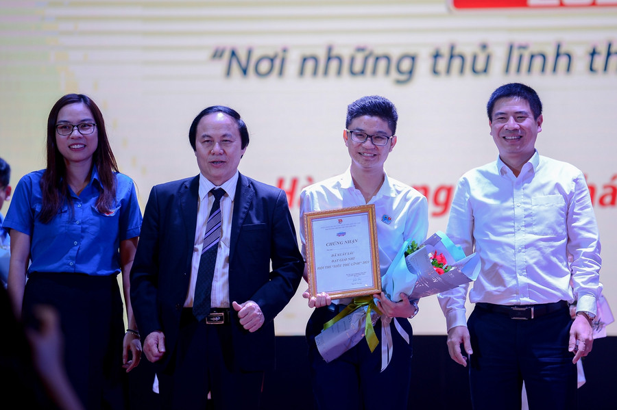 Từ 4 đồ vật là một khối rubik, một chiếc mic, một chiếc phi tiêu và một chiếc lồng chim, các thí sinh đã xây dựng những bài hùng biện đầy cảm hứng, sáng tạo và hấp dẫn về những khát vọng của giới trẻ, tính đa chiều của truyền thông và bản lĩnh của người đoàn viên thanh niên trong thời đại mới.