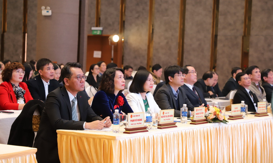 Các đại biểu tham dự buổi lễ.