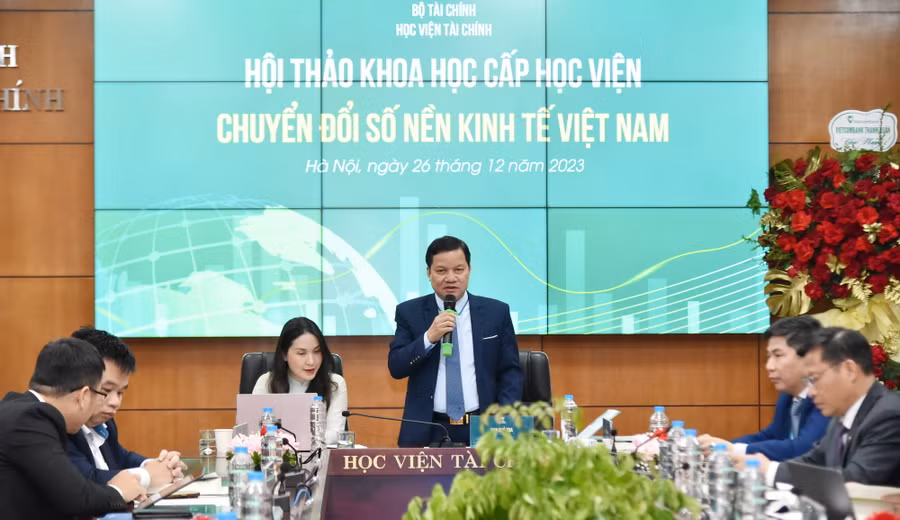 PGS.TS Nguyễn Mạnh Thiều - Phó Giám đốc Học viện Tài chính trao đổi tại hội thảo.