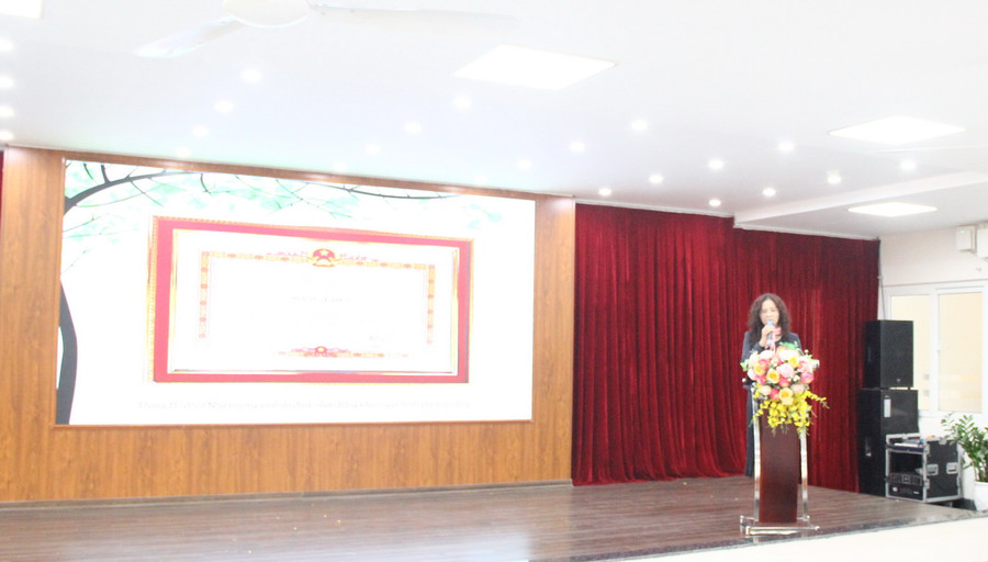 Cô Huỳnh Minh Hương - Hiệu trưởng Trường Mầm non Xuân La chia sẻ tại hội nghị. Cô Huỳnh Minh Hương - Hiệu trưởng Trường Mầm non Xuân La chia sẻ tại hội nghị.