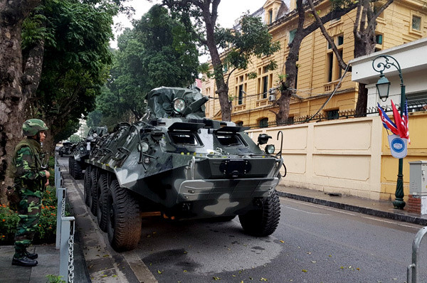 Tại phố Hỏa Lò (Hà Nội), cách khách sạn Melia, nơi dự kiến lãnh đạo Triều Tiên ở, có bốn xe thiết giáp của quân đội túc trực. Ảnh: Võ Hải hoa-lo-3064-1551141468.jpg