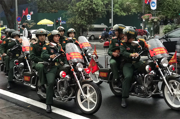 Lực lượng kiểm soát quân sự tuần tra quanh khách sạn Melia. Ảnh:Phạm Dự kimtrump-6892-1551139716.jpg