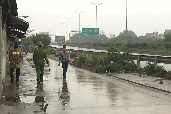 Công an chốt chặn tại Tiên Sơn, Bắc Ninh. Ảnh:Phan Dương. anh5-7903-1551140225.jpg